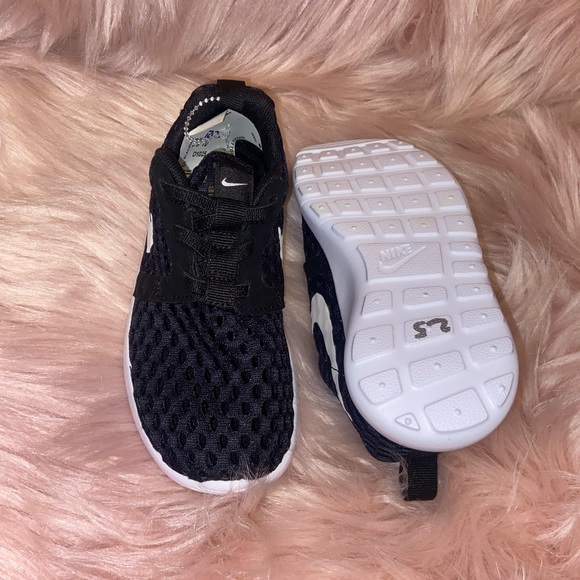 Brand New Nike Kid Sneakers Size 10 - Picture 2 of 2